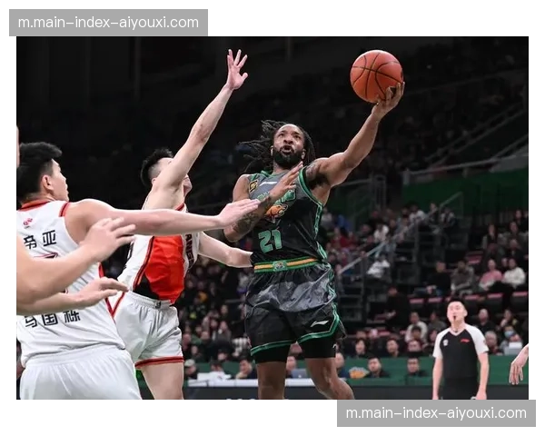 公牛篮板争夺占据优势 前场篮板创造二次进攻机会